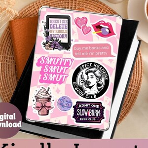 Op de afbeelding: Een roze en zwarte Kindle-hoes met verschillende stickers, waaronder een sticker met de tekst "Wanneer ik sterf, verwijder mijn Kindle-geschiedenis", een sticker met de tekst "Smutty Smut Smut", een sticker met de tekst "Spicy Readers Book Club" en een sticker met de tekst "Admit One Slow Burn Book Club".