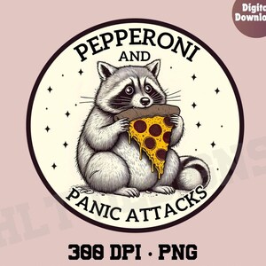Può includere: Un'illustrazione in bianco e nero di un procione che mangia una fetta di pizza al pepperoni. Il procione è seduto in un cerchio con il testo "Pepperoni and Panic Attacks" intorno a lui.