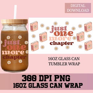 Puede incluir: Un vaso de vidrio con tapa de madera y pajita blanca, lleno de una bebida marrón. El vaso presenta el texto "just one more chapter" en una fuente retro, junto con ilustraciones de margaritas. Incluye una envoltura de vaso de vidrio de 473 ml.