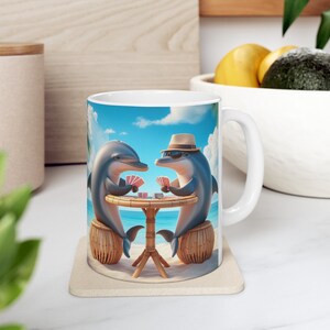 Delfine Spielkarten am Strand Original Küsten Kunstdruck Keramik Kaffee Teetasse Becher , (11oz, 15oz) Geschenk vorhanden Lustige Tiere