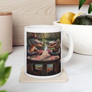 Alligators Playing Cards By Swamp Art Print Taza de cerámica para café y té, (11 oz, 15 oz) Regalo presente Camping Cabin