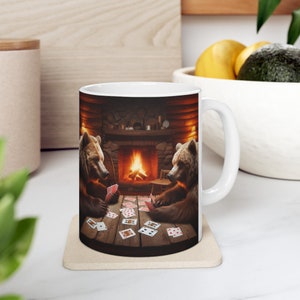 Taza de té y café de cerámica con estampado artístico de Bears Playing Cards In A Cabin, (11oz, 15oz), regalo para acampar, regalo, animal divertido