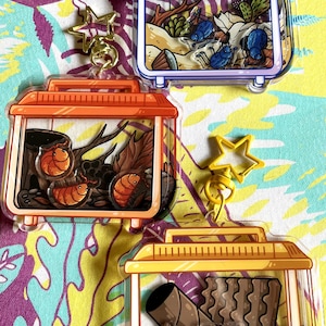 Llavero acrílico con forma de agitador Critter Keeper: Isópodos, grillos y escarabajos fingidos de la muerte azul [Serie 1]