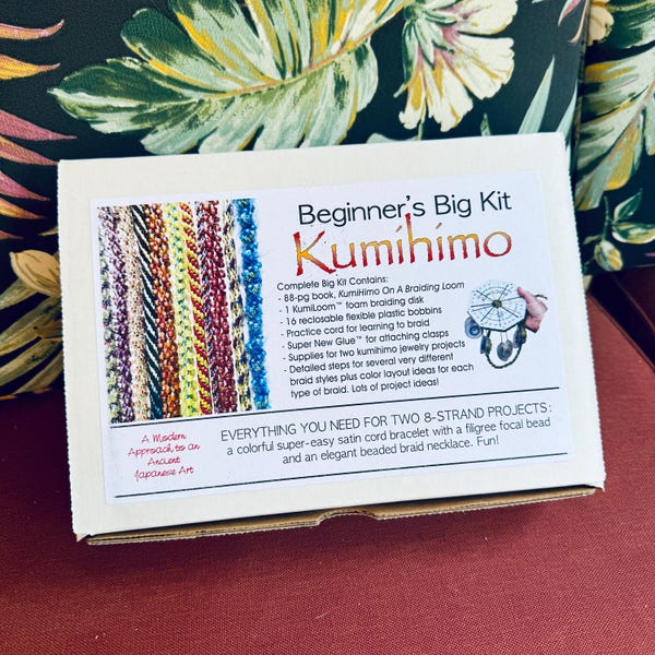 Kit Kumihimo GRAND pour débutants : KumiLoom™, livre de 88 pages, 16 bobines, deux projets, fermoirs, colle.