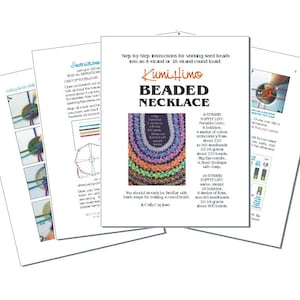 Może przedstawiać: Zestaw stron instruktażowych do tworzenia naszyjników z koralików. Centralna strona zawiera tytuł "BEADED NECKLACE" i logo Kumihimo. Zawiera szczegółowe diagramy i listy materiałów dla warkoczy 8- i 16-splotkowych.