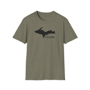Peut inclure: T-shirt vert olive avec un dessin noir d'un relief et le mot "YOURS" imprimé en dessous. Le t-shirt a des manches courtes et un col rond.