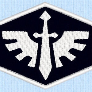 Könnte beinhalten: Ein gestickter Patch in Schwarz und Weiß mit einem weißen Schwert und Flügeln in sechseckiger Form.