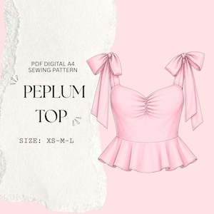 Puede incluir: Ilustración de un top peplum rosa con tirantes de lazo y bajo con volantes. Se muestra el texto "PEPLUM TOP", junto con "PDF DIGITAL A4 SEWING PATTERN" y las tallas "XS-M-L". El fondo es rosa claro.