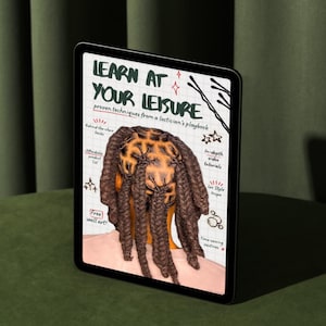 Peut inclure: Une tablette numérique affiche le texte « APPRENDRE À VOTRE LOISIR » avec du texte et des illustrations supplémentaires. La tablette montre les cheveux d'une personne coiffés en locks. L'arrière-plan est un rideau vert foncé et une surface verte.