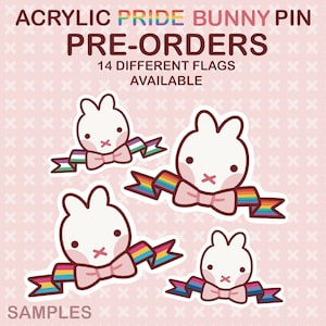 Może przedstawiać: Cztery akrylowe przypinki z królikiem dumy z różnymi wzorami tęczowych flag. Każda przypinka przedstawia białego królika z różową muszką i tęczową wstążką. Tekst "ACRYLIC PRIDE BUNNY PIN" i "PRE-ORDERS" znajduje się w górnej części obrazu. Tekst "14 DIFFERENT FLAGS AVAILABLE" znajduje się pod przypinkami. Tekst "SAMPLES" znajduje się w dolnej części obrazu.