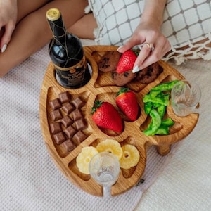 Mesa de picnic con vino, regalo para ella, plato de madera, bandeja para servir al aire libre personalizada, plato para refrigerios, juego de tabla de quesos para él, regalos para amigos, mesa de camping