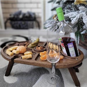 Bandeja de vino portátil grabada a medida para picnics, mesa de vino de roble hecha a mano con asas, cenas al aire libre y entretenimiento en el hogar, mesa hecha a mano