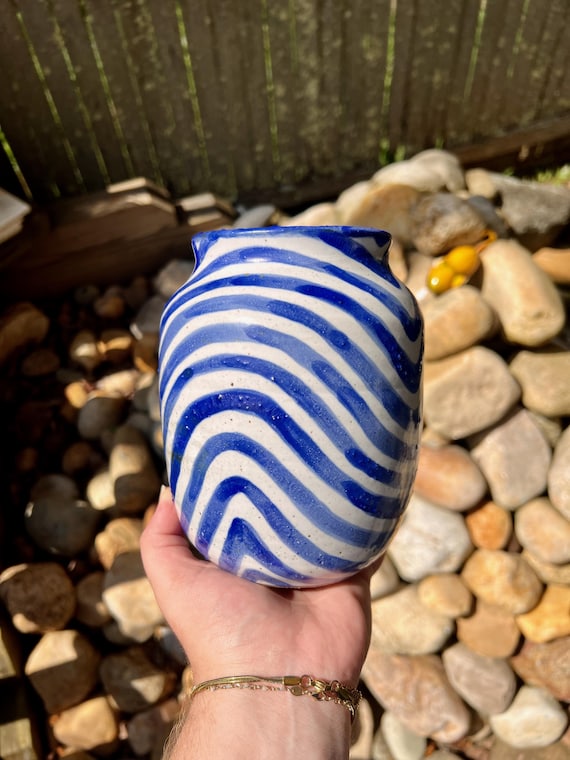 青いストライプデザインの花瓶 - Etsy 日本