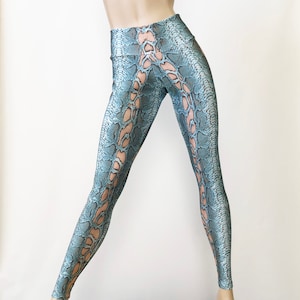 Puede incluir: Leggings de color azul y marrón con estampado de piel de serpiente y cintura alta.