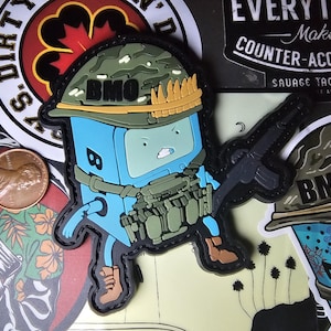 BMO desgarrado por la guerra: parche personalizado único y divertido para equipo táctico