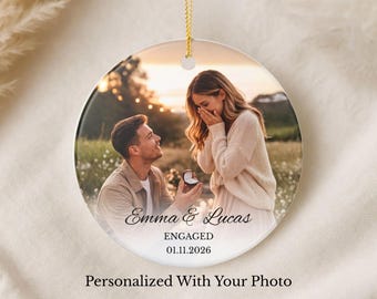 パーソナライズされた婚約写真オーナメント、カスタムプロポーズ写真オーナメント、婚約クリスマスオーナメントギフト