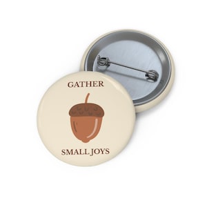 Gather Small Joys Acorn Pin, Höstskogsmärke (3 storlekar)