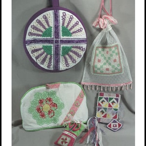 Può includere: Un assortimento di mini trapunte tatuate fatte a mano in varie forme. Gli articoli presentano intricati disegni simili a pizzo in bianco, verde, viola e rosa. Il testo "Creative Stitches" e "Old Fashioned Tatted Mini Quilts #2" è visibile.