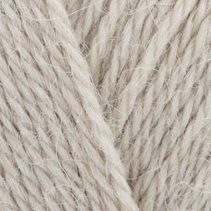 Puede incluir: Una vista de cerca de hilo de color beige claro con una construcci&oacute;n trenzada de m&uacute;ltiples cabos. Las fibras muestran una textura suave y ligeramente difusa con hebras individuales visibles tejidas juntas para crear un material textil neutro.
