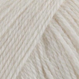 Puede incluir: Una vista de cerca de hilo color blanco roto con una construcci&oacute;n trenzada de m&uacute;ltiples cabos. Las fibras muestran una textura suave y ligeramente difusa con crestas diagonales visibles creadas por la torsi&oacute;n de los hilos.
