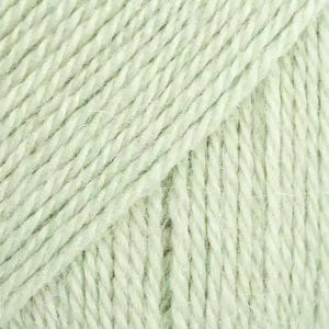 Puede incluir: Una vista de cerca de hilo de color verde menta claro con una construcci&oacute;n trenzada de m&uacute;ltiples capas. Las fibras exhiben una textura suave y ligeramente difusa con crestas diagonales visibles creadas por los hilos estrechamente enrollados.