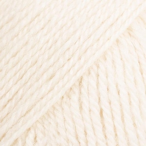 Puede incluir: Una vista de cerca de hilo color crema con una construcci&oacute;n trenzada de m&uacute;ltiples cabos. Los hilos individuales est&aacute;n fuertemente enrollados, creando una textura diagonal consistente en toda la superficie de la fibra, mostrando su tono natural.