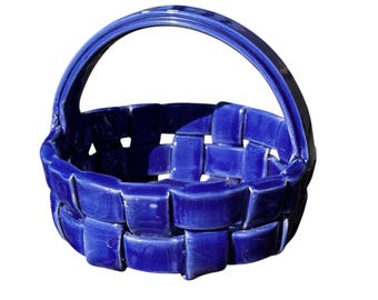 Cesta pequeña de cerámica azul tejida a mano, fabricada en Italia