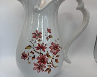 Brocca bianca da collezione vintage in ceramica Royal Haeger USA con fiori rossi.