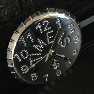 Horloge murale en étain Time Is Money 10 pouces dans une boîte cadeau en métal argenté USA fait à la main par West Tinworks image 3