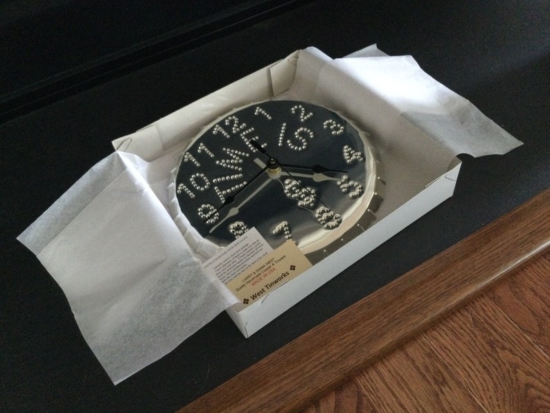 Horloge murale en étain Time Is Money 10 pouces dans une boîte cadeau en métal argenté USA fait à la main par West Tinworks image 4