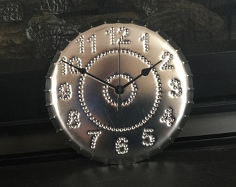 Horloge murale en étain, design classique, 10 pouces, étain, métal argenté, cadeau du dixième anniversaire dans une boîte cadeau, faite main aux États-Unis par West Tinworks