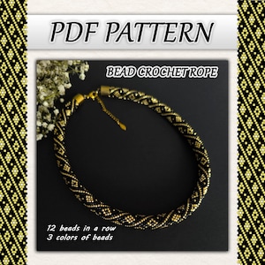 Könnte beinhalten: Eine Halskette aus schwarzem und goldenem Perlen-Häkel-Seil. Der Text "PDF PATTERN" und "BEAD CROCHET ROPE" sind oben abgebildet. Der Text "12 Perlen in einer Reihe, 3 Farben von Perlen" befindet sich unten.