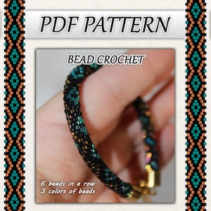 Può includere: Un braccialetto all'uncinetto con perline e chiusura dorata. Il braccialetto è realizzato con perline nere, verde acqua e iridescenti. L'immagine include il testo "PDF PATTERN" e "BEAD CROCHET". Il testo sottostante recita "6 perline in fila, 3 colori di perline."