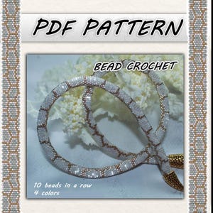 Peut inclure: Un modèle PDF pour le crochet de perles. L'image montre deux colliers en crochet de perles blancs et dorés. Le texte sur l'image indique "PDF PATTERN" et "BEAD CROCHET". L'image indique également "10 perles en une rangée, 4 couleurs".