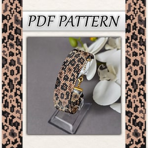 Può includere: Un braccialetto di perline con un motivo leopardato, composto da perline nere, marroni e beige. Il braccialetto è esposto su un supporto trasparente. L'immagine include il testo "PDF PATTERN".