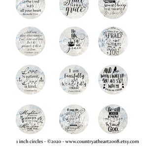 Puede incluir: Una hoja imprimible de 5x7 con 15 diseños circulares con citas inspiradoras y versículos bíblicos. Cada círculo de 2,54 cm tiene un fondo texturizado y desgastado con escritura elegante y elementos decorativos. Los versículos incluyen Salmo 139:14 y Proverbios 3:5-6.