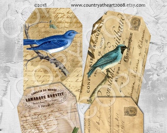 Könnte beinhalten: Vier Geschenkanhänger im Vintage-Stil mit verschiedenen Vogel-Illustrationen. Jeder Anhänger hat einen verwitterten Hintergrund mit handschriftlichem Text und einem Vintage-Stempel. Die Vögel sind ein blauer Vogel, ein grüner Vogel und zwei blaue Vögel.