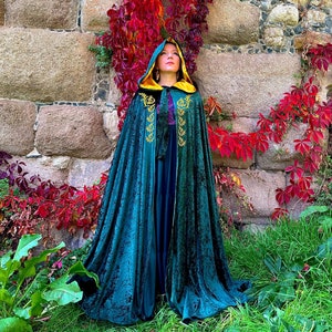 Cape à capuche en velours vert avec broderie gothique, doublure dorée, unisexe, cape elfique ou sorcière, cadeau de mariage fait main, costume médiéval