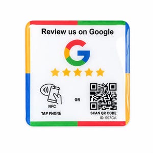 以下が含まれることがあります： 角が丸い正方形のサイン。Review us on Googleというテキスト、GoogleのGロゴ、5つの黄色い星、NFCタップ電話アイコン、SCAN QR CODEおよびID: 997CAというテキスト付きのQRコードが記載されています。縁取りは赤、緑、青、黄色です。