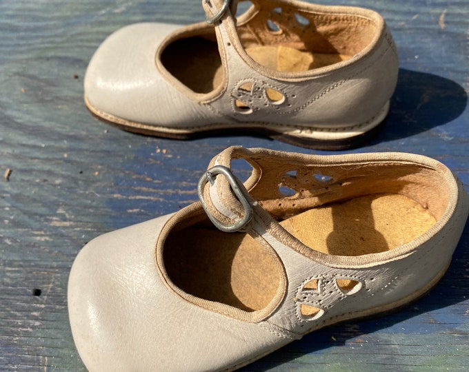 Vintage Chester's Foot Form White Leather Childs Shoes