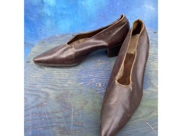 Vintage Brown Leather Pointy-Toe Pumps