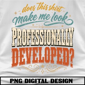 Puede incluir: Una camiseta blanca con un diseño gráfico que incluye el texto "does this shirt make me look PROFESSIONALLY DEVELOPED?" en letras desgastadas de color amarillo, verde azulado y naranja, con estrellas y espirales decorativas.