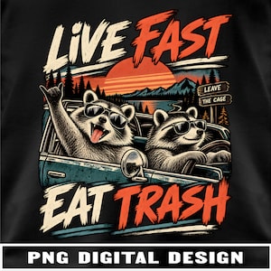 Puede incluir: Un diseño gráfico negro con dos mapaches con gafas de sol en un coche descapotable. El texto dice LIVE FAST arriba y EAT TRASH abajo. Una señal dice LEAVE THE CAGE. El fondo muestra una puesta de sol sobre montañas y árboles.