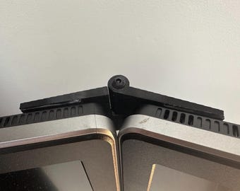 Bisagra de conector de monitor para configuración de simulación de carreras con tres monitores