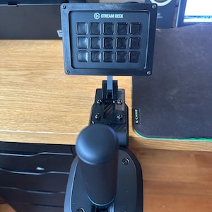 Caixa de botões de freio de mão/câmbio Logitech RS com suporte VESA de 100 mm, 75 mm e 50 mm.