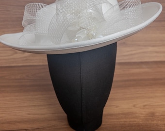 Weißer Brauthut: Satin mit Organza Schleife & Perlenblumen