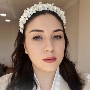 White Floral Bridal Crown with Crystal and Pearl Accents, Elegant Wedding Headpiece for Brides
