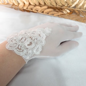 Vintage Lace Bridal Gloves, Short Tulle Wedding Gloves with Floral Appliqué, Retro Style Mesh Gloves for Bride, Elegant Fingered Gloves