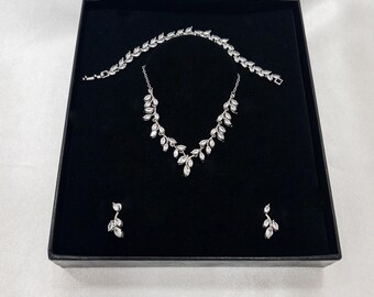 Bridal Jewelry Set, Elegant Leaf Design Wedding Accessory, Handmade Bridal Gifts, Necklace and Earrings Set