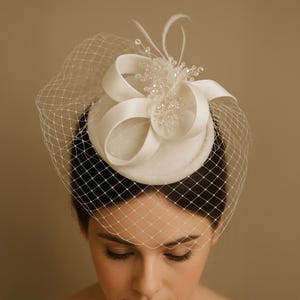 Vintage-geïnspireerde bruidsvogelkooi-fascinator: elegante witte bruiloftszendspoel met kristallen en satijnen strik